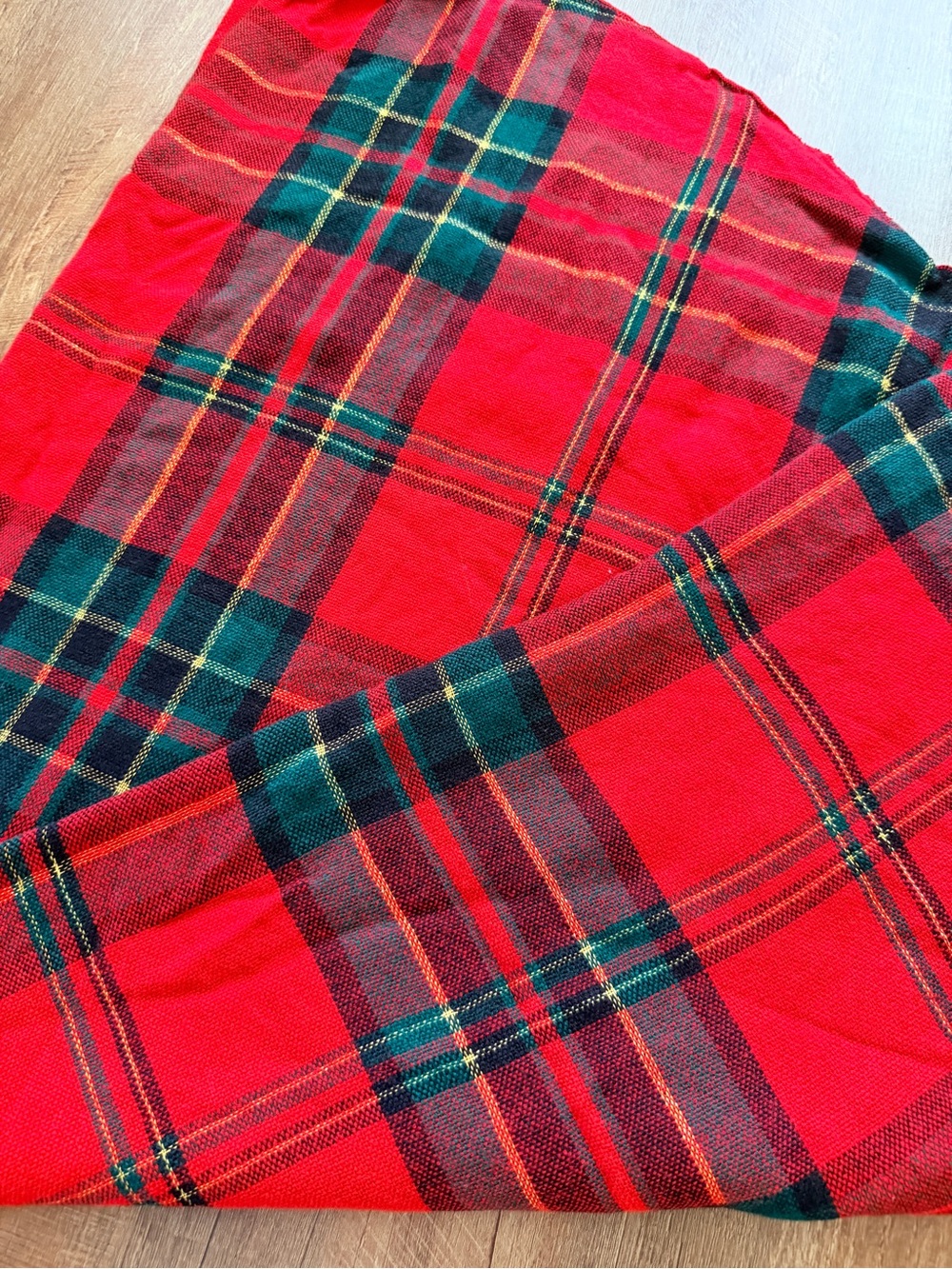 Vintage Red Tartan Plaid Round Tablecloth 68” w/ Matching Placemats Set